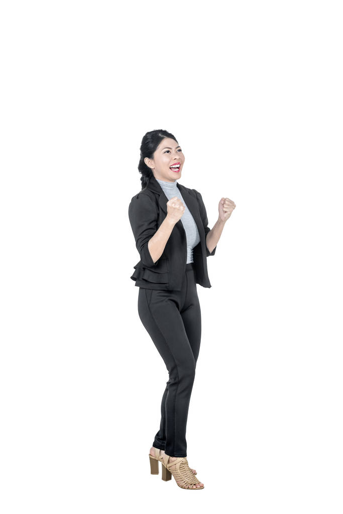 aufgeregte asiatische Geschäftsfrau hebt die Hände feiert Erfolg - Foto, Bild
