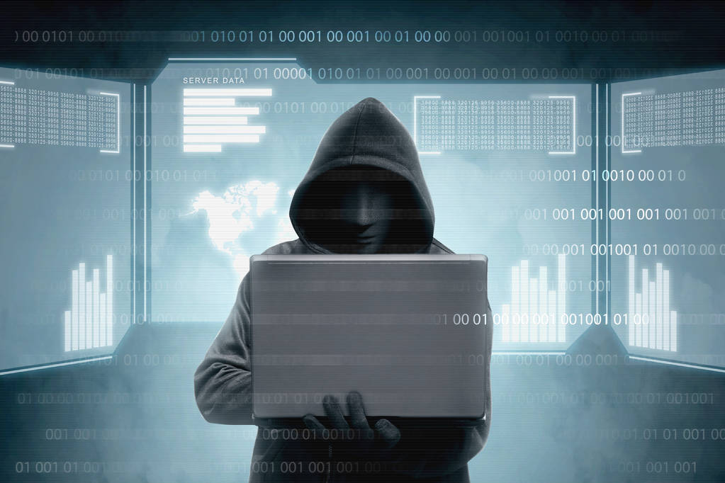 Hacker em preto hoodie segurando laptop e exibição de tela virtual
 - Foto, Imagem