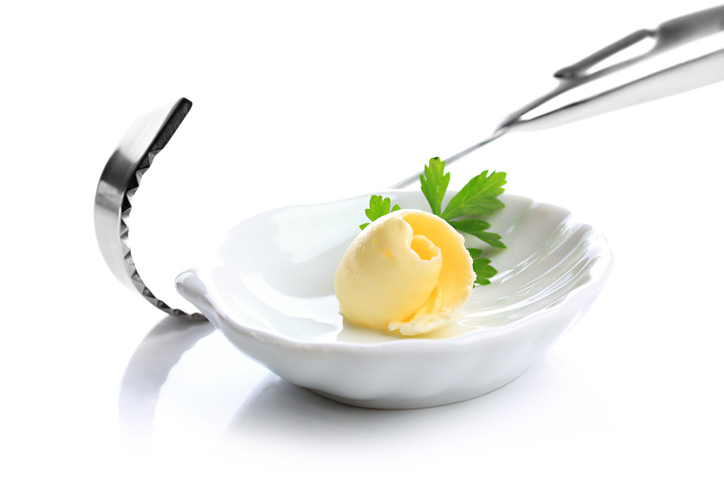 Rizo de mantequilla en el plato y cuchillo de mantequilla, aislado en blanco
 - Foto, Imagen