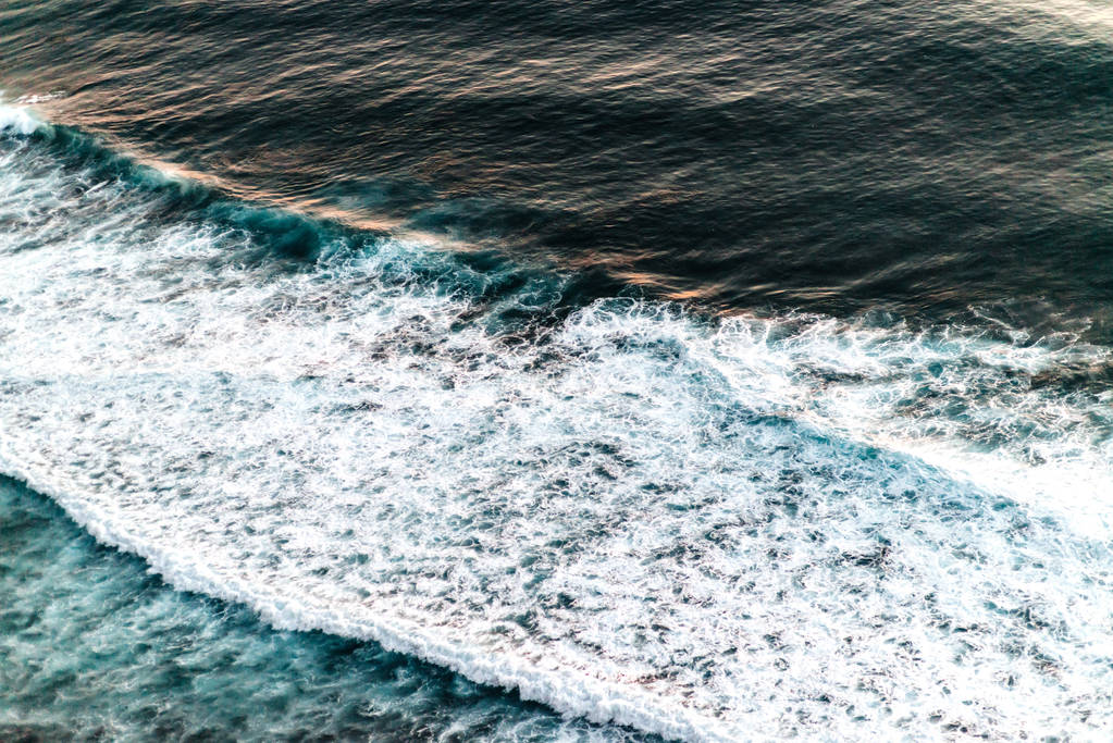 Vue aérienne sur les vagues océaniques
. - Photo, image
