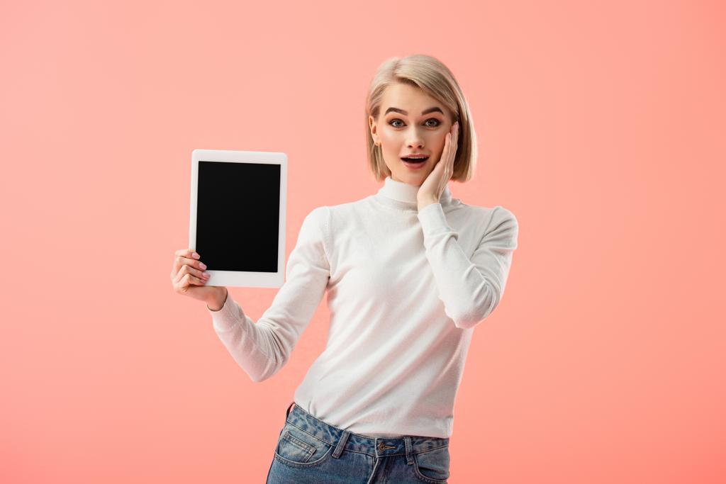 donna bionda sorpresa con tablet digitale con schermo bianco isolato su rosa
  - Foto, immagini