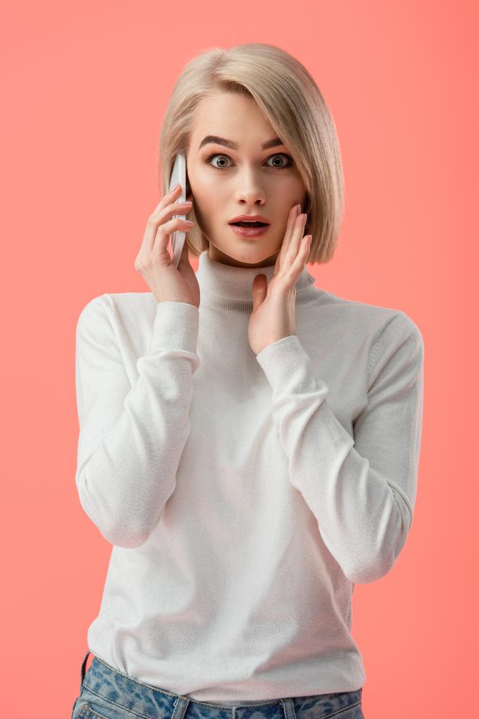 shocked blonde woman talking on smartphone isolated on pink - Photo, Image