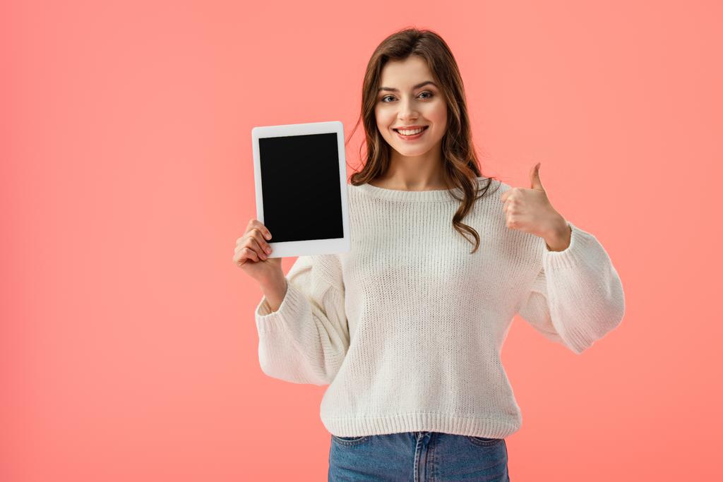 šťastná mladá žena držící digitální tablet s prázdnou obrazovkou a ukazuje palcem nahoru izolované na růžové   - Fotografie, Obrázek