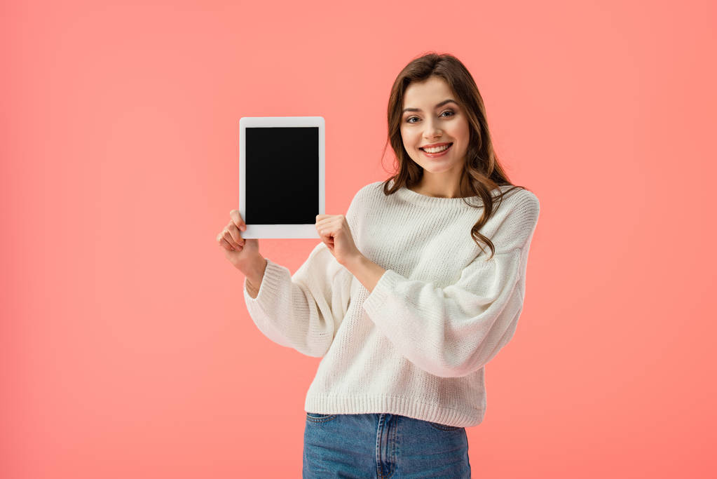 boş ekran üzerinde pembe izole ile dijital tablet tutan mutlu genç kadın   - Fotoğraf, Görsel