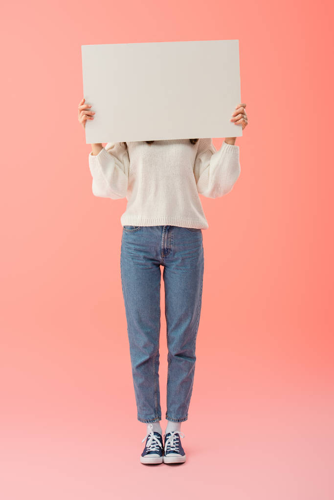 piena lunghezza vista della donna in maglione bianco e jeans con bordo vuoto con spazio copia
  - Foto, immagini