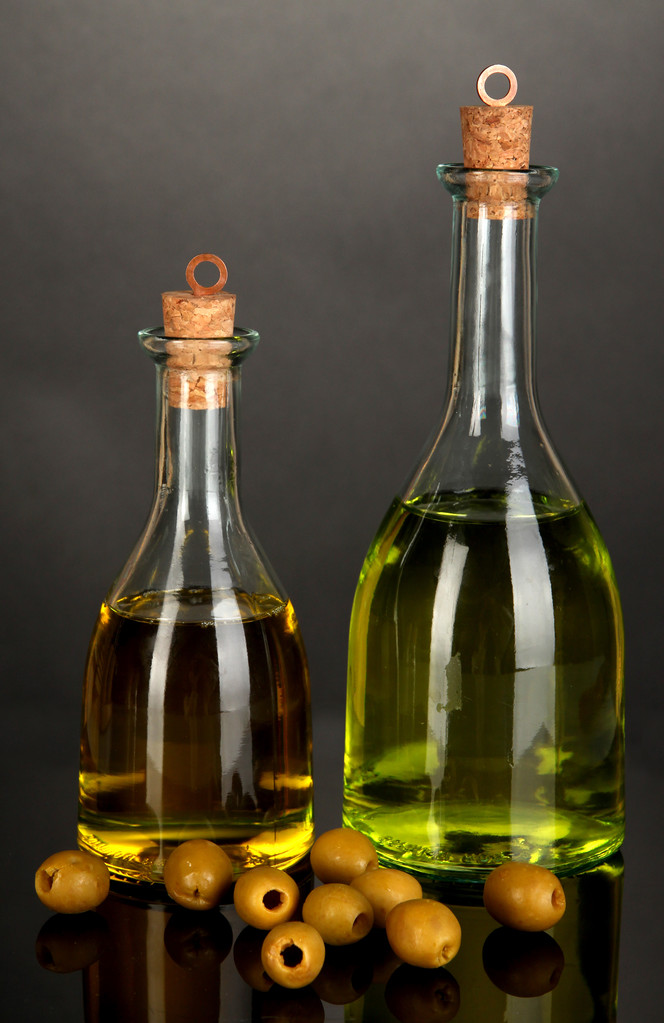 Botellas de vidrio originales con aceite aislado en negro
 - Foto, Imagen