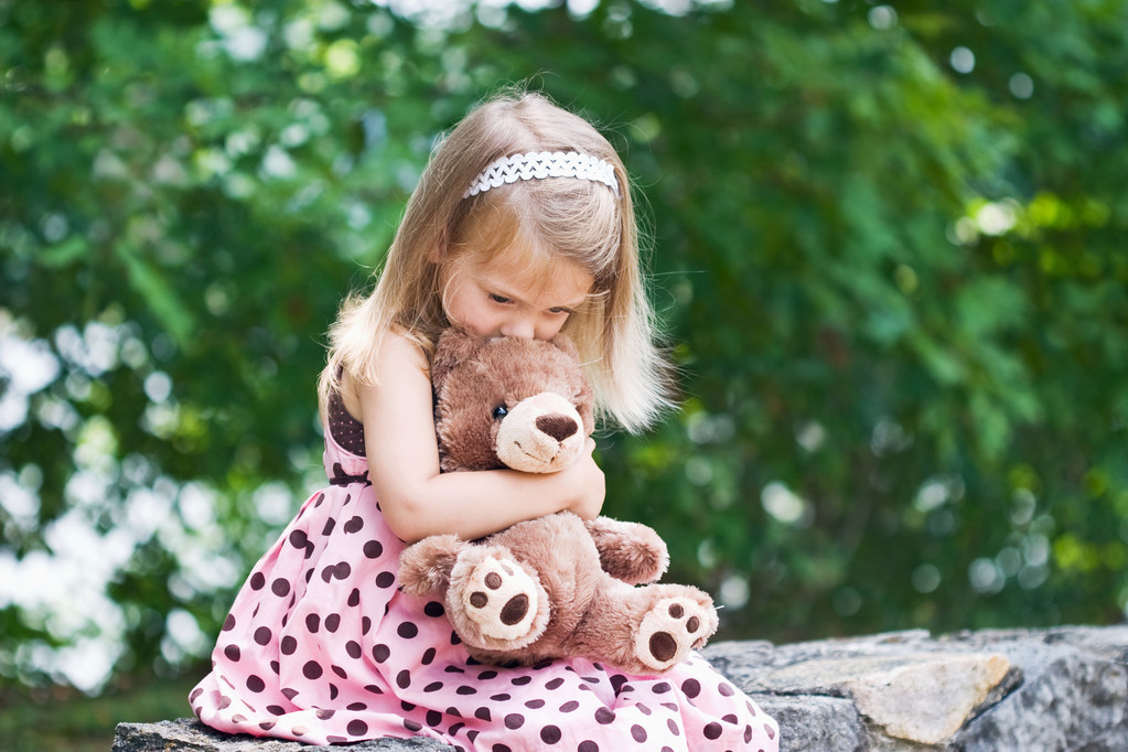 dítě políbí teddy - Fotografie, Obrázek