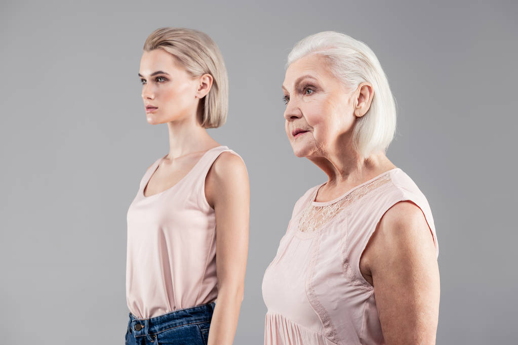 kurzhaarige Frauen unterschiedlichen Alters zeigen sich von der Seite - Foto, Bild