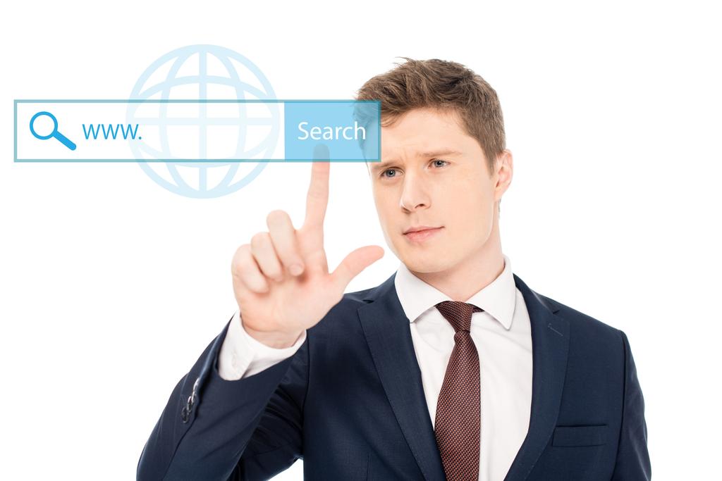 succès homme d'affaires en costume pointant du doigt à l'illustration du bouton de recherche sur fond blanc
 - Photo, image