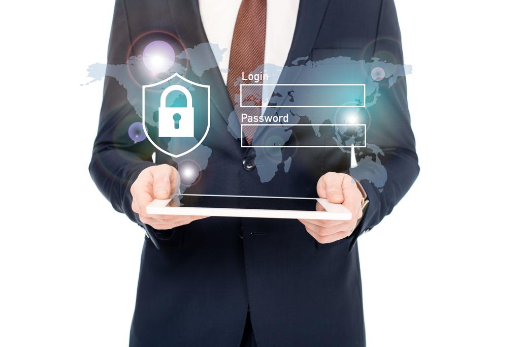 обрезанный взгляд бизнесмена в костюме, держащего цифровой планшет в руках с иконками безопасности Интернета выше
 - Фото, изображение
