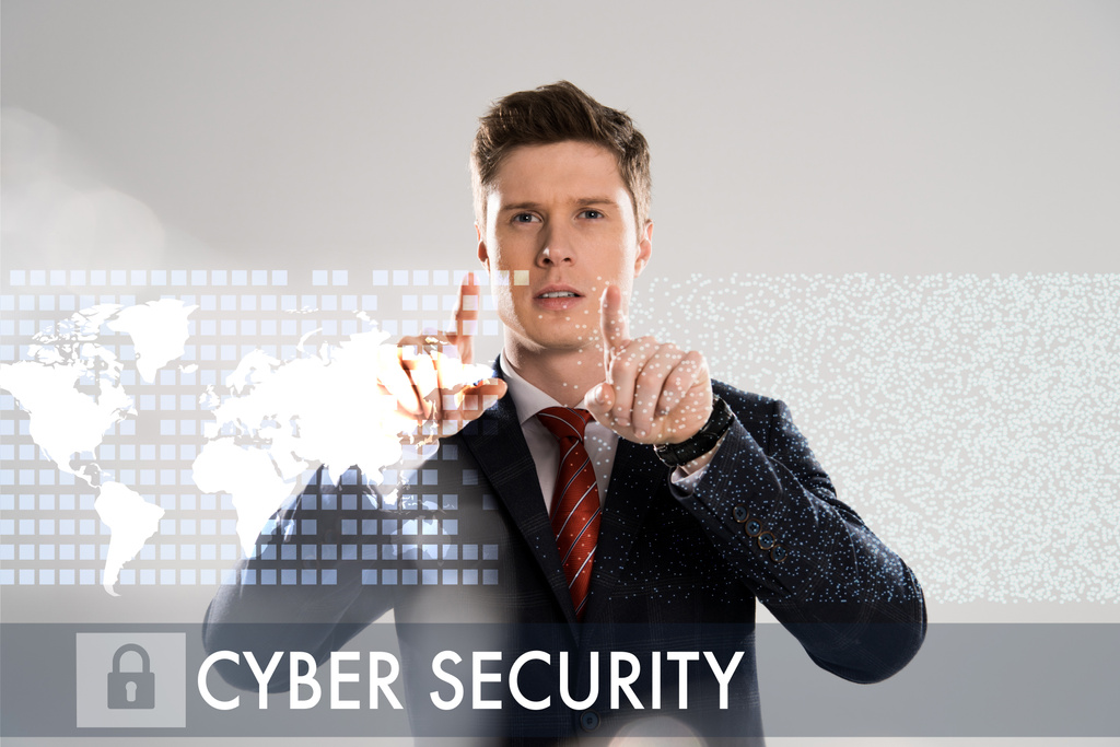 pewni biznesmen w garnitur, wskazując palcami cyber security ilustrację z przodu  - Zdjęcie, obraz