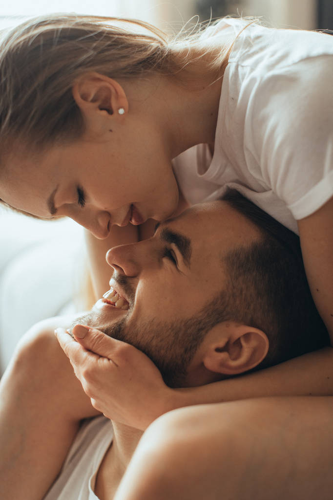 Genç Romantik Çift Close-Up öpüşme ve evde birbirlerinin şirket zevk - Fotoğraf, Görsel
