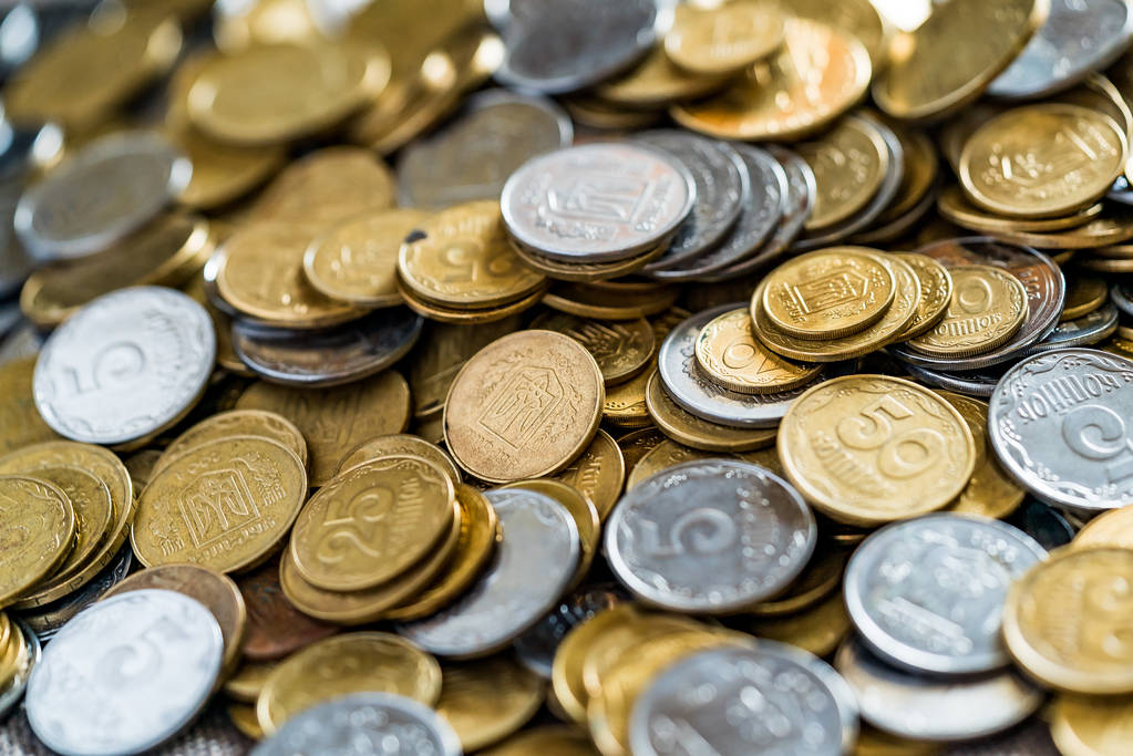 Las monedas ucranianas, mucho dinero - hryvnia y un centavo, fondo
 - Foto, Imagen