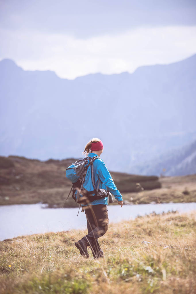 Caminante en botas y con mochila es caminar un la montaña, Austr
 - Foto, imagen