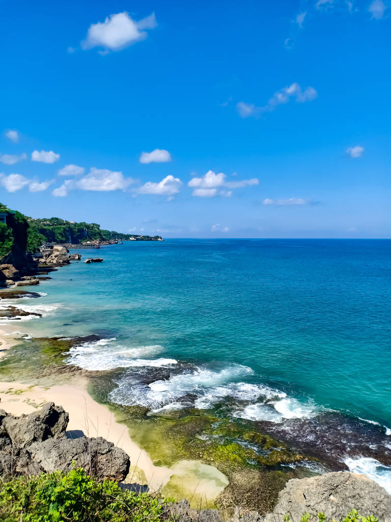 Limpe o oceano marinho de coral verde e azul na praia de Uluwatu em um dia ensolarado de verão. Ocean rock, céu, boa composição para tirar fotos para usar para decorar a imagem de fundo. Ilha de Bali, indonésia
.   .   - Foto, Imagem