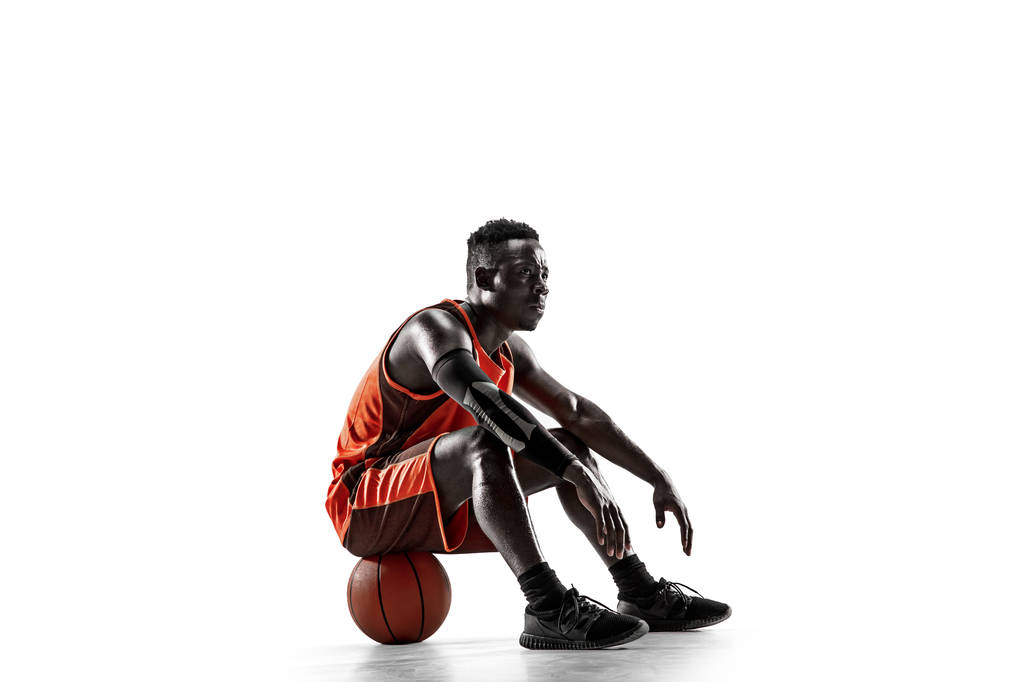Volledige lengte portret van een basketbal-speler met bal - Foto, afbeelding