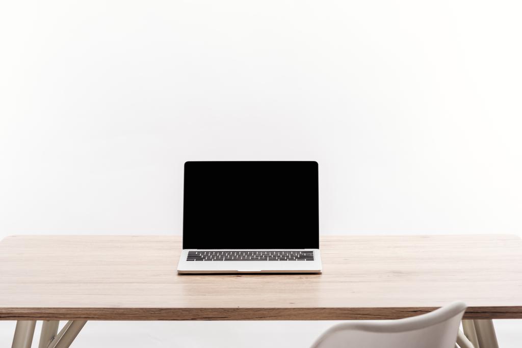 ноутбук с чистым экраном на деревянном столе изолированы на белом
 - Фото, изображение