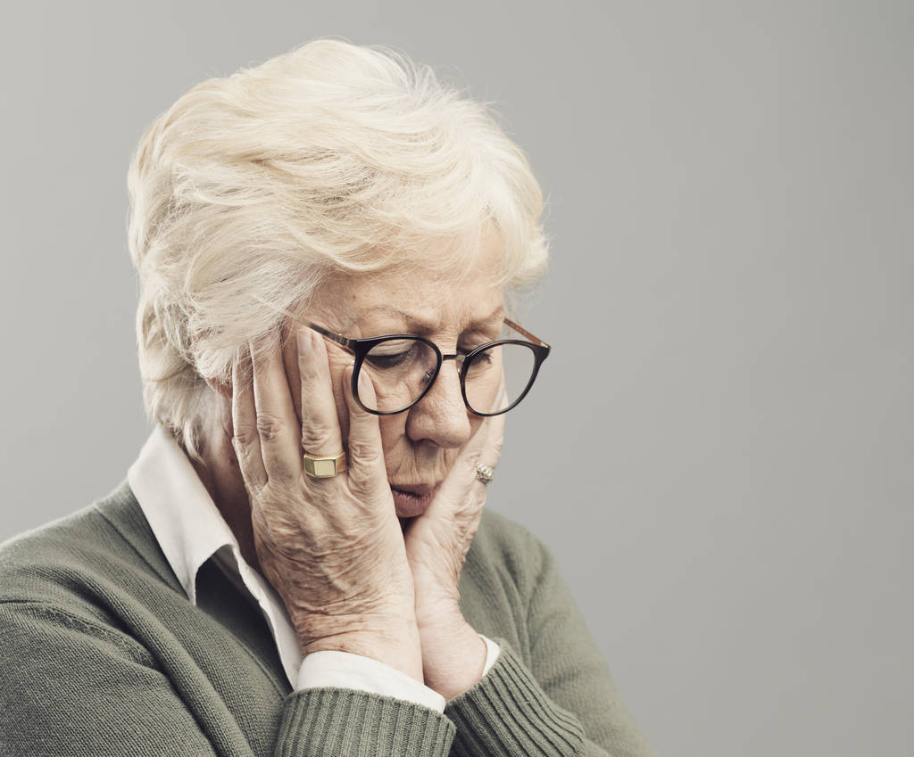 Triste anciana solitaria posando con la cabeza en las manos
 - Foto, Imagen