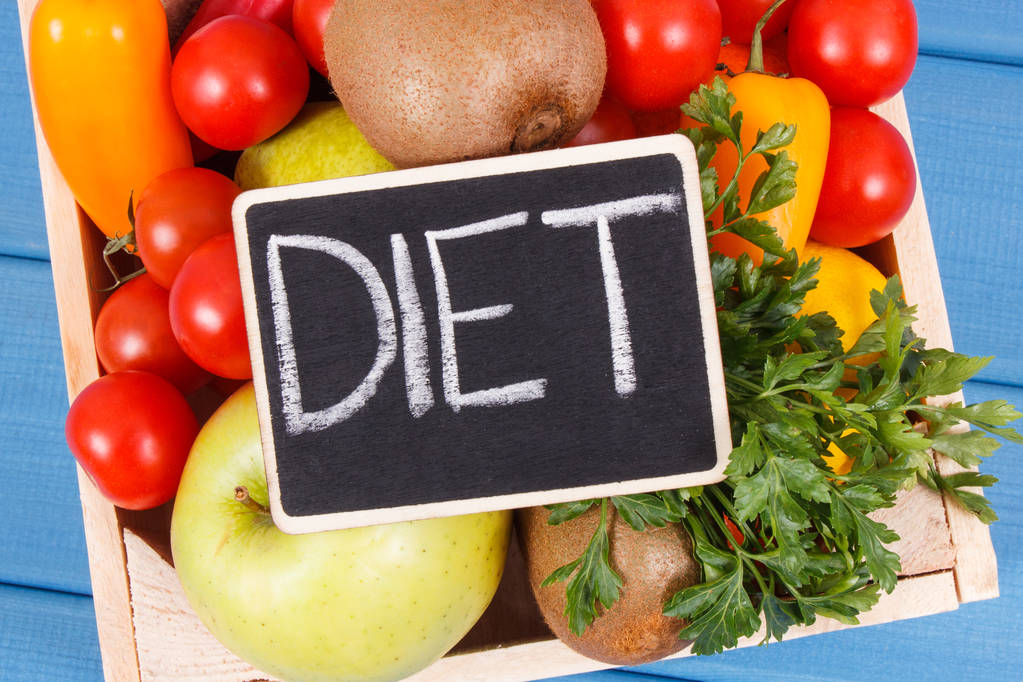 Dieta de inscripción y frutas con verduras como aperitivo nutritivo saludable o postre que contiene vitaminas
 - Foto, Imagen