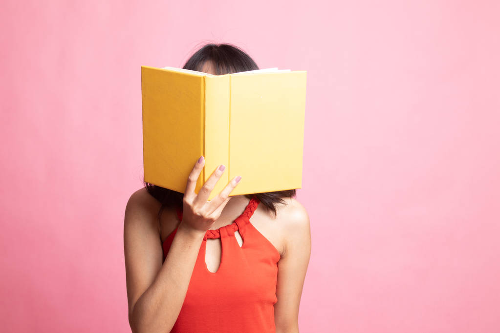 Zakryla tvář, mladé Asijské žena s knihou. - Fotografie, Obrázek