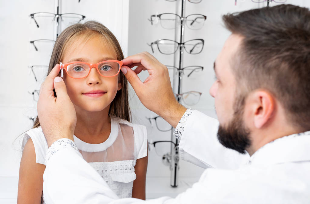 dívka a lékař vybrat brýle - Fotografie, Obrázek