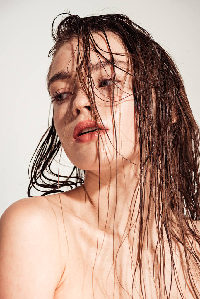 bella giovane donna nuda con labbra di corallo e capelli bagnati posa isolata su grigio
 - Foto, immagini
