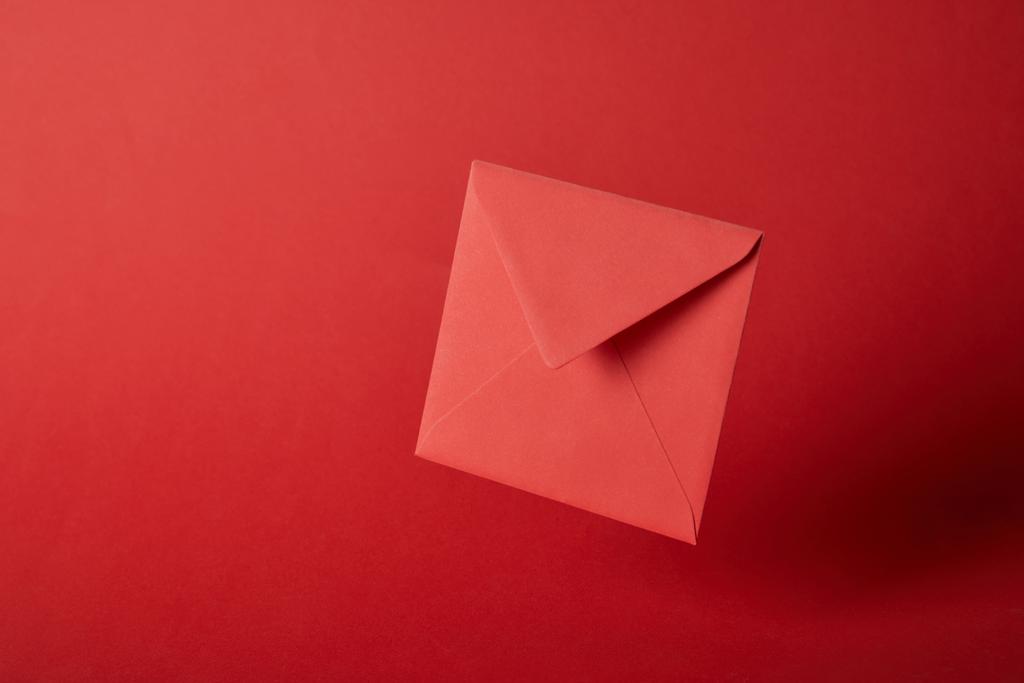 яркий, красочный и пустой конверт на красном фоне с копировальным пространством
  - Фото, изображение