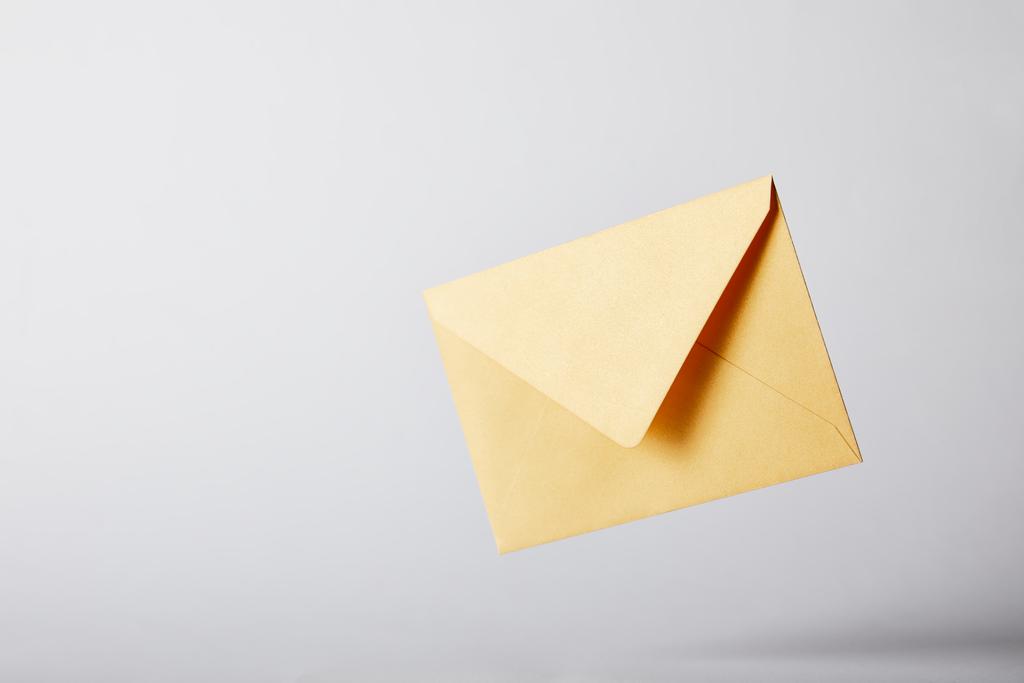 enveloppe jaune et lumineuse sur fond gris avec espace de copie
  - Photo, image