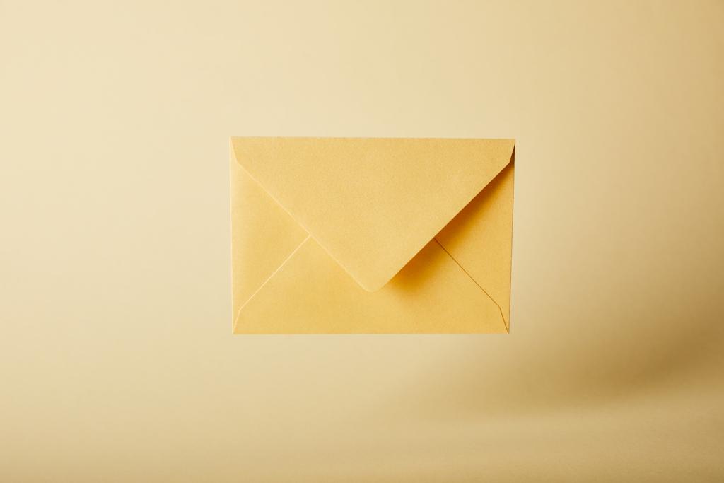 enveloppe jaune et lumineuse sur fond coloré avec espace de copie
  - Photo, image