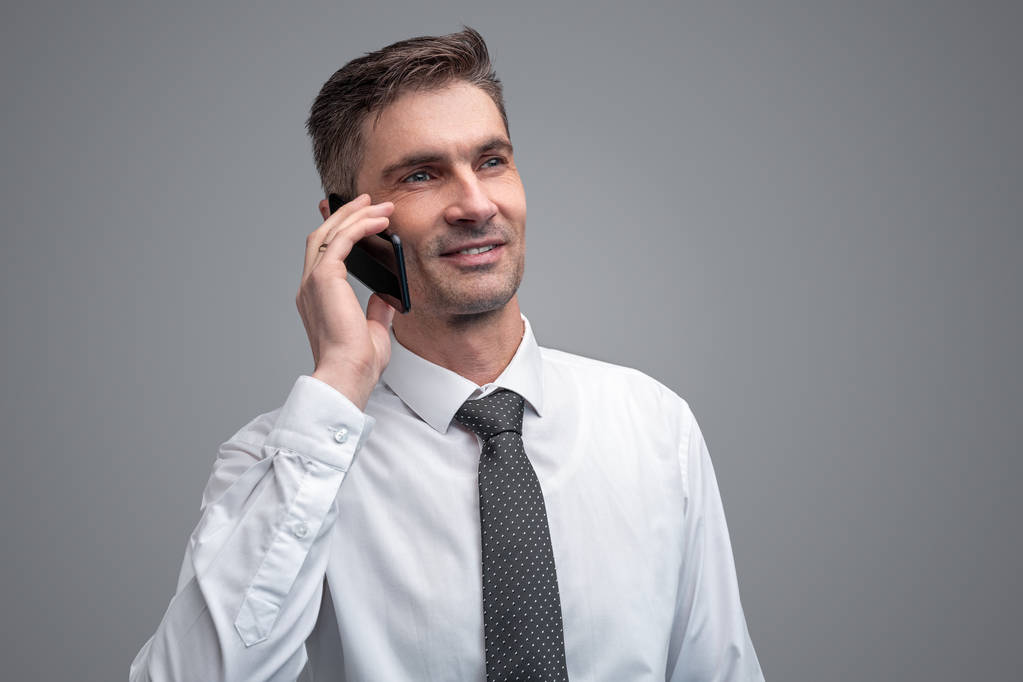 Un hombre de negocios seguro hablando por teléfono
 - Foto, imagen