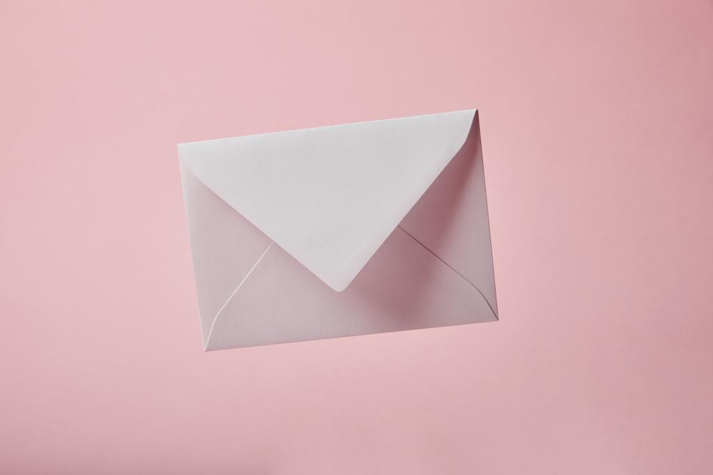 белый и пустой конверт изолирован на розовый с копировальным пространством
 - Фото, изображение