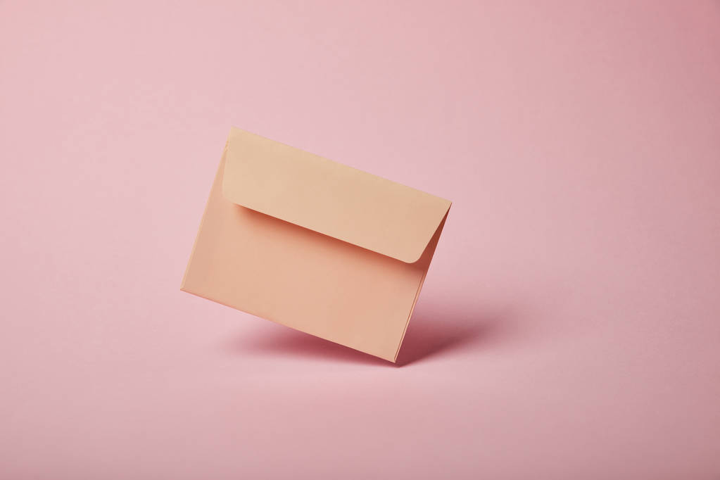 envelope bege e vazio em fundo rosa com espaço de cópia
 - Foto, Imagem