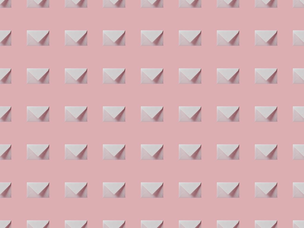 верхний вид квартиры лежал с белыми и пустыми конвертами изолированы на розовый
 - Фото, изображение