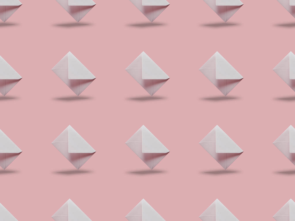 vlakke leggen met wit en lege enveloppen op roze achtergrond met kopie ruimte  - Foto, afbeelding
