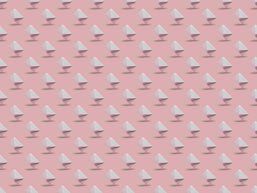 flat lay com envelopes brancos e vazios sobre fundo rosa com espaço de cópia
  - Foto, Imagem