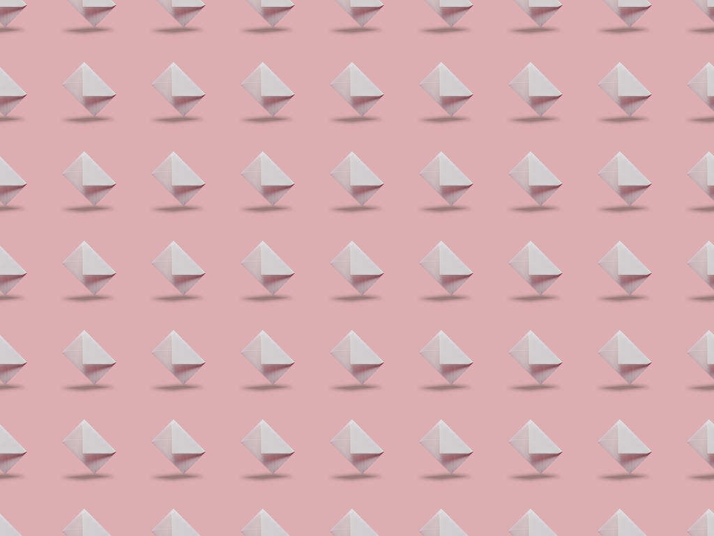επίπεδη lay με λευκό και άδειο φακέλους σε ροζ φόντο με αντίγραφο χώρου  - Φωτογραφία, εικόνα
