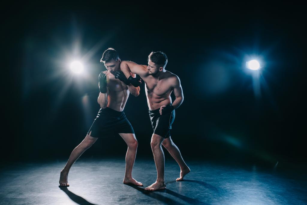 bojovník MMA děrování další sportovce během muay thai školení - Fotografie, Obrázek
