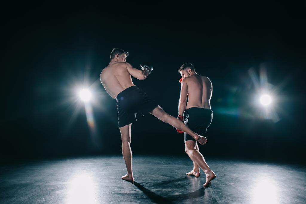 forte mma lutador chutando outro desportista na perna durante o treinamento
 - Foto, Imagem