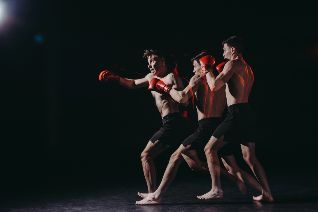 послідовний знімок красивого безсорочного м'язового боксера в боксерських рукавичках роблять удар
 - Фото, зображення