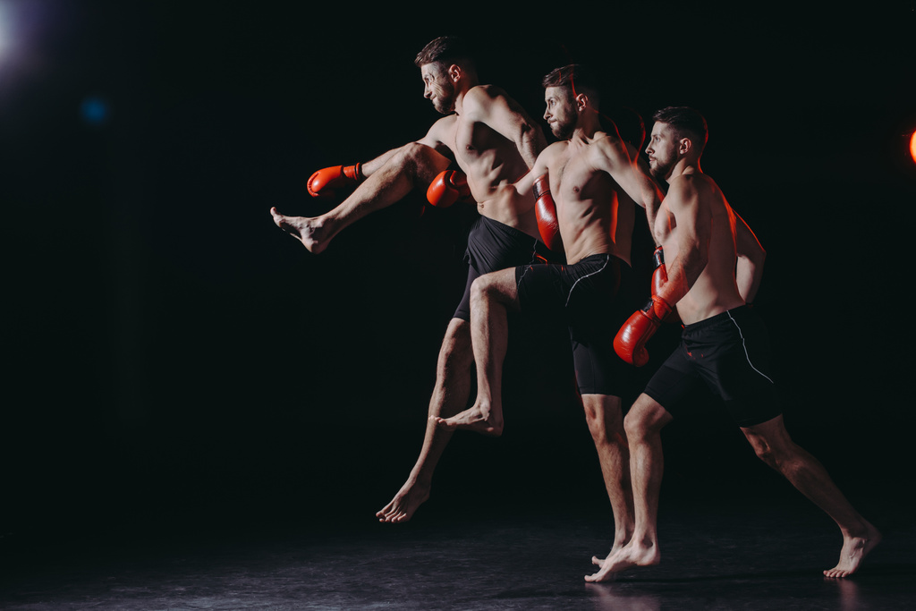 wielokrotna ekspozycja silne shirtless mięśni mma Fighter w Rękawice bokserskie robi kick w skoku - Zdjęcie, obraz
