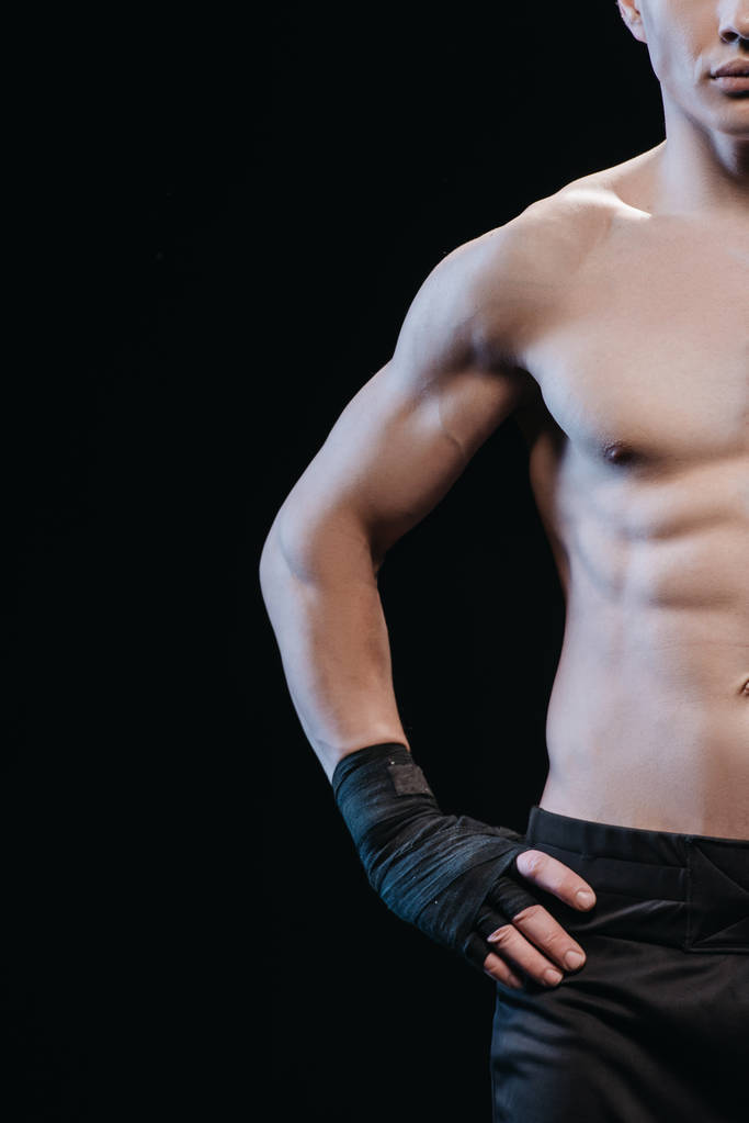 rajattu näkymä lihaksikas urheilu nyrkkeilijä siteet eristetty musta
 - Valokuva, kuva