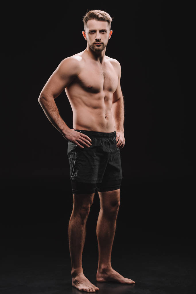 boso mięśni sportowca z rękami na biodrach na czarny - Zdjęcie, obraz