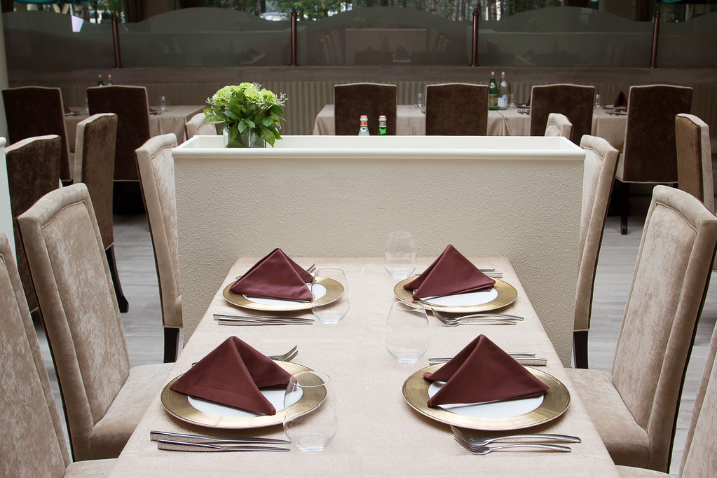 Інтер'єр сучасного ресторану з сервірованим столом
 - Фото, зображення