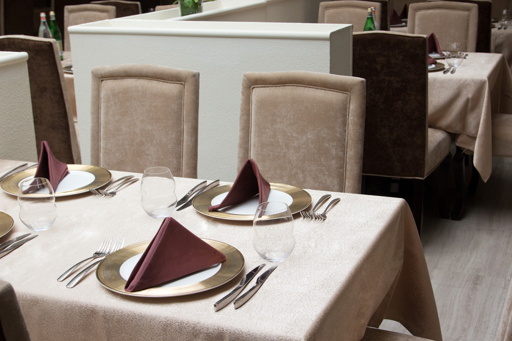 Sisustus moderni ravintola tarjoillaan pöytä
 - Valokuva, kuva