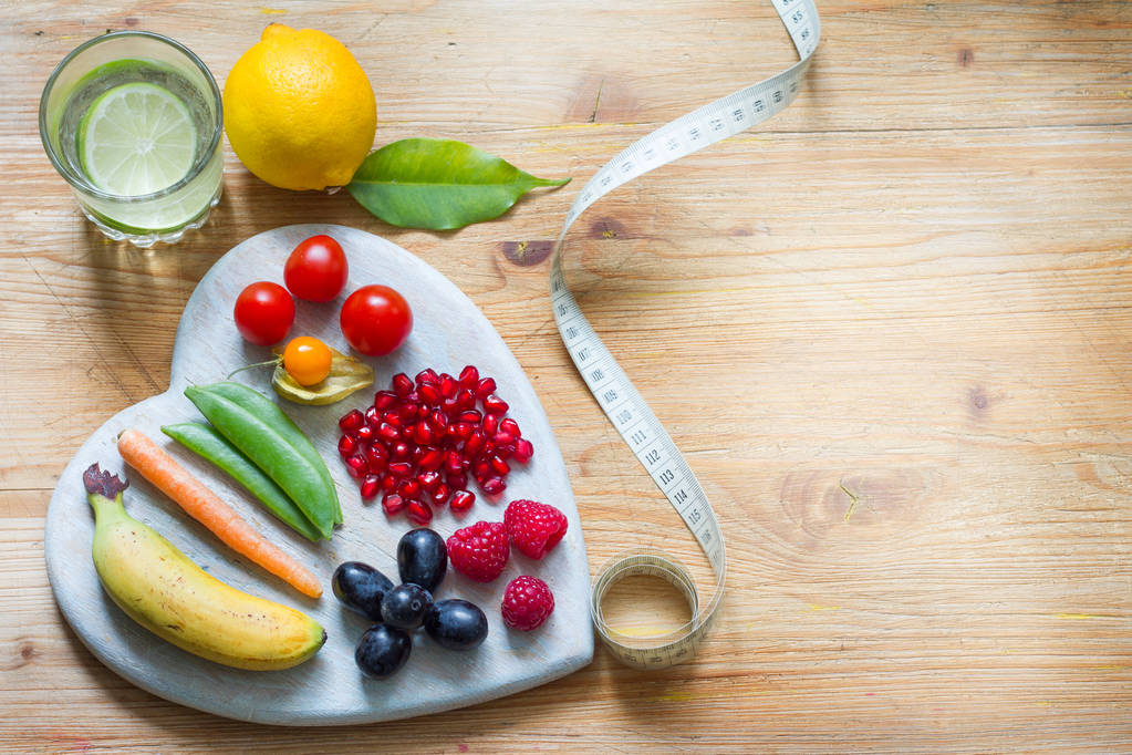 Здоровый образ жизни вегетарианской пищи в сердце и стетоскоп с водой альтернативной медицины концепции фона
 - Фото, изображение