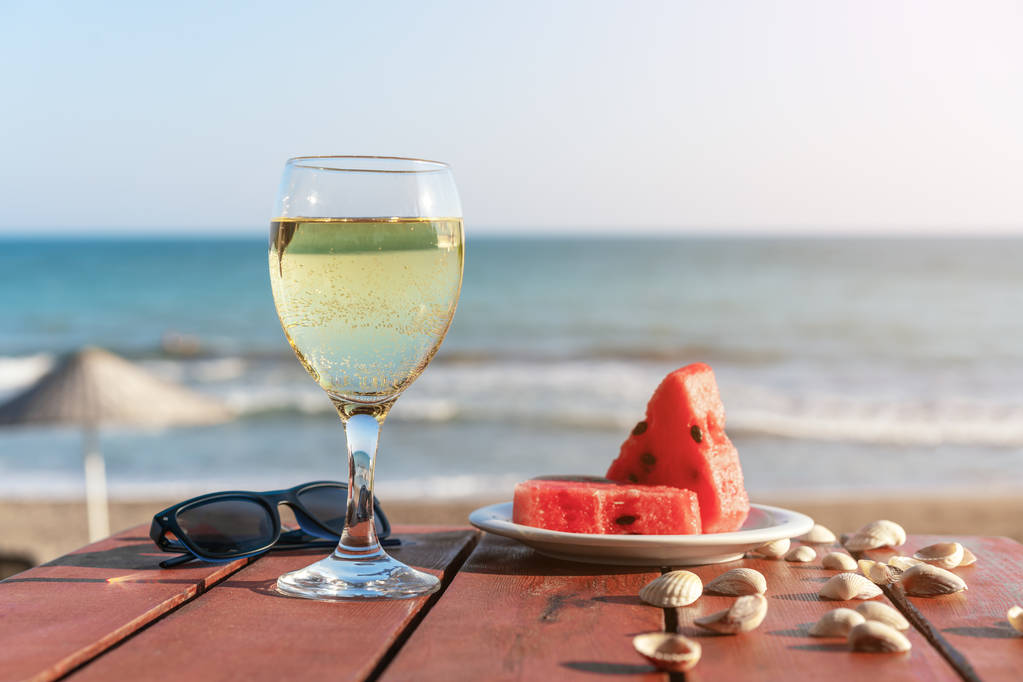 το καλοκαίρι, ένα ποτήρι σαμπάνια και φρούτα στο πλαίσιο της θάλασσας - Φωτογραφία, εικόνα