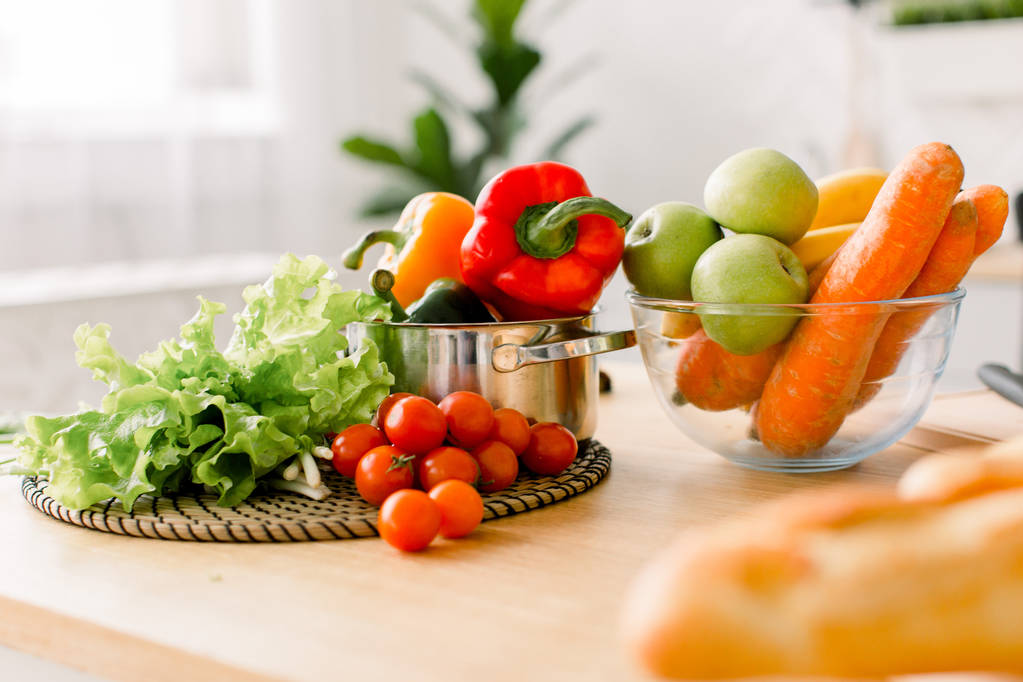 Kuchnia domu wnętrz z świeżych warzyw i owoców na stole drewniane - żywności, zdrowego odżywiania i koncepcja wegetariańskie - Zdjęcie, obraz