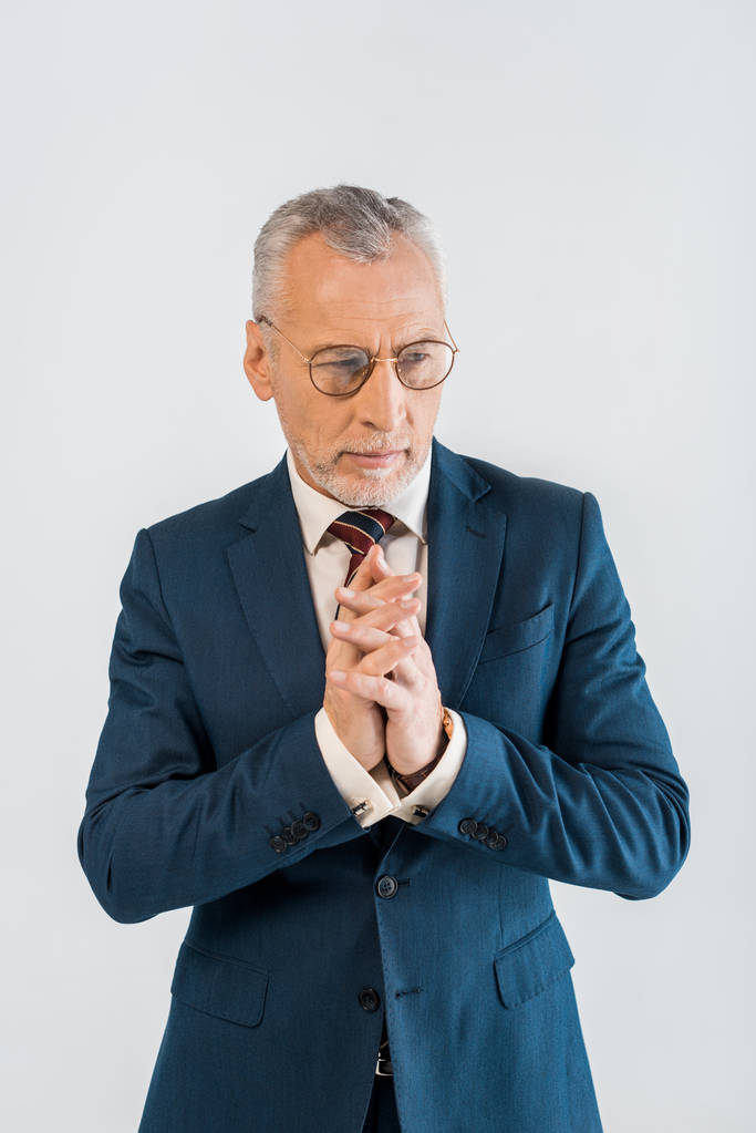 uomo d'affari in giacca e cravatta in piedi in bicchieri e gesticolare isolato su grigio
 - Foto, immagini