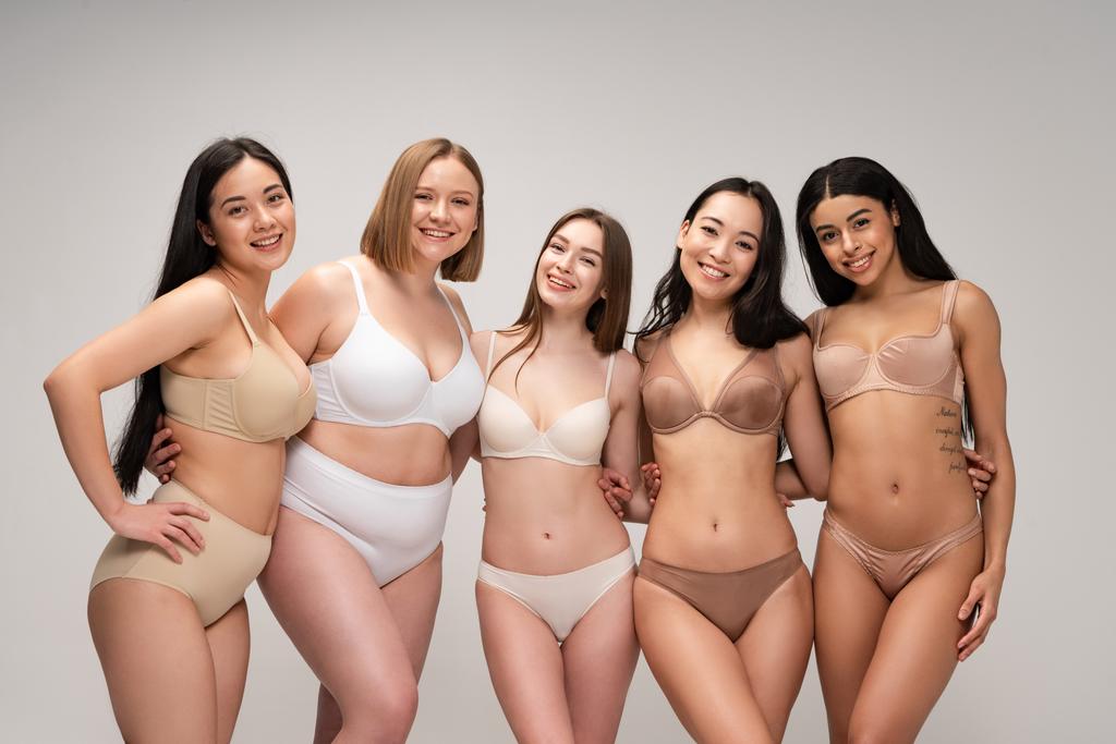  pět atraktivní multikulturní ženy ve spodním prádle objímají při Pózování na kameru, samostatný na šedé, tělo pozitivity konceptu - Fotografie, Obrázek
