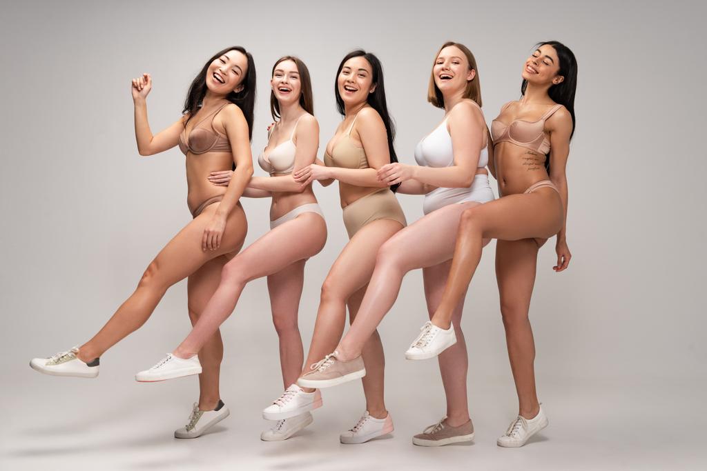 cinco chicas alegres multiétnicas en ropa interior bailando en la cámara, concepto de positividad corporal
 - Foto, Imagen